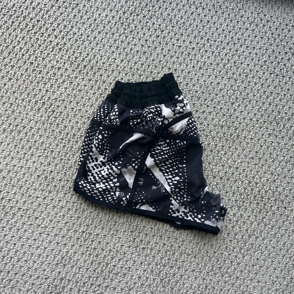 Black and white Lulu Short